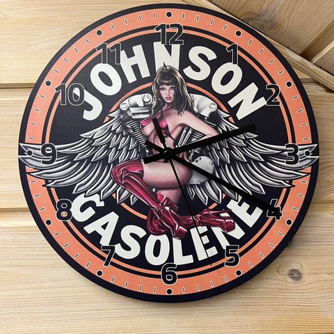 JOHNSON Gasolene. Vegg Klokke 30 cm. Bensin, Garasje,  Man Cave