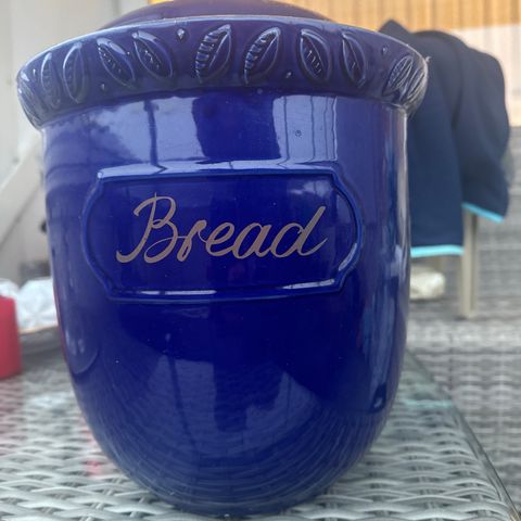 brødboks i keramikk