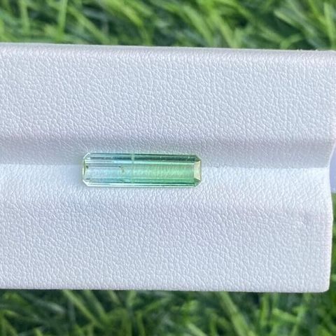 1,95 CT To-farget grønn og hvit turmalin (tourmaline elbalite) 16x4mm