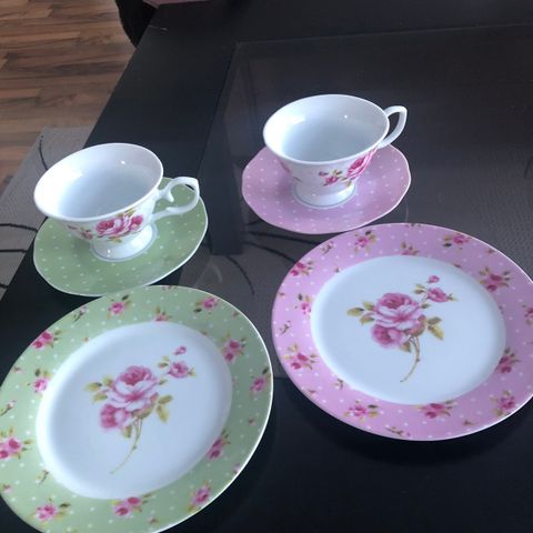 Kopp, tefat og asjett. 2 sett. 1 rosa og 1 grønn. Fra kremmerhuset.  4 kopper.