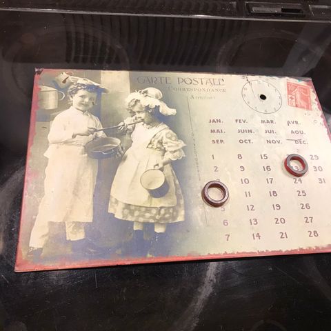 VINTAGE»METALL KALENDER TIL VEGG»