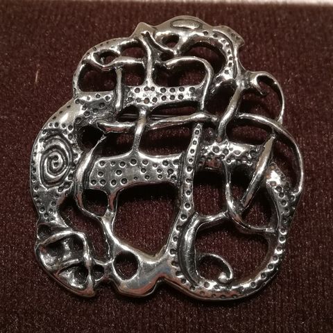Vikingbrosje av sølv, Fibula i Urnæs stil