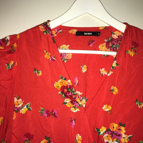 Rød blomstret topp / bluse