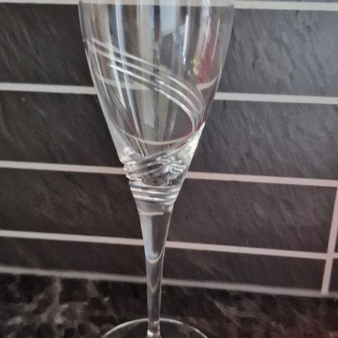 Krystall hvitvinsglass / champagne glass - signert - Hadeland Surf?