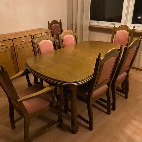 Spisestue i eik - bord og 9 stoler