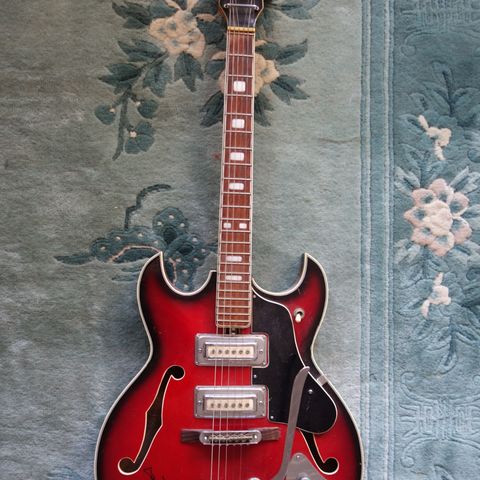Kawai gitar fra 50-60 tallet med decal signatur av Keith Richards