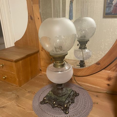 Flott lampe med glasskuppel og marmorfot - strøm + vegglamper