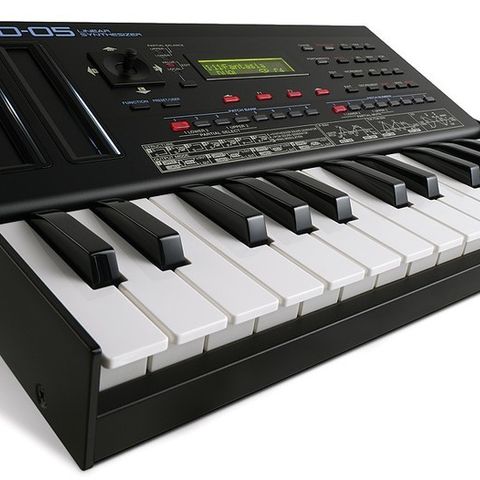 Roland  D-05 synthesizer Boutique med tangenter og ny Hardware kontroller ??