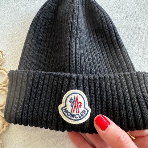 Kul sort Moncler Beanie lue! Luen har en tag som scannes  til Moncler.!!