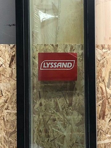 Lyssand vindu aluminium sort utvendig og hvit tre karm innvendig.