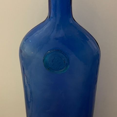 Stor (34*12 cm) blå glass flaske (900 ml) selges til høyest bydende