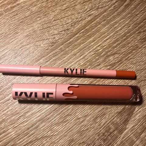 Kylie Jenner make up Matte lip kit 354 Until further notice
