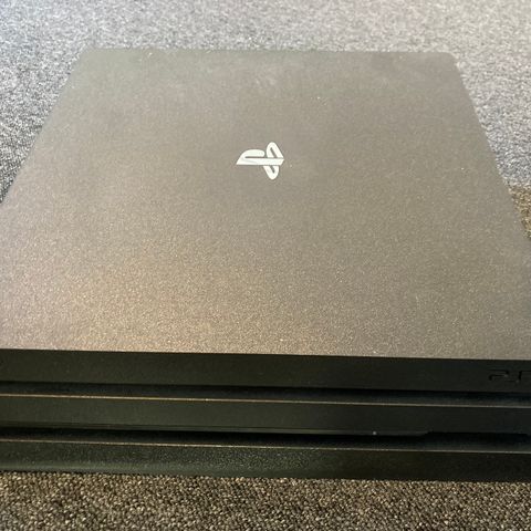 PlayStation 4 pro med 1 kontroller og 1 spill