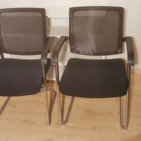 To stk svarte stoler