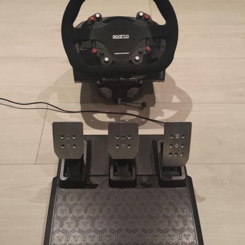 Thrustmaster sparco racing ratt/pedaler, nesten ny tilstand