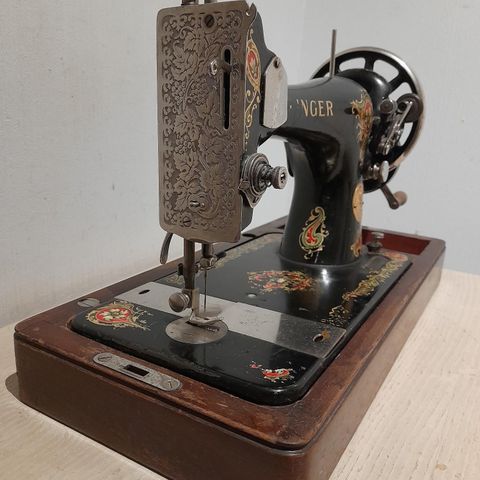 Fin, gammel Singer symaskin produksjons nr.: Y6975195
