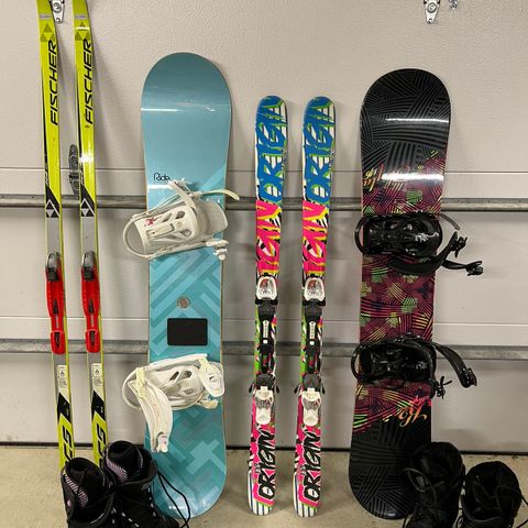 Snowboard (m/sko), langrennski og slalåmski (pris kan diskuteres)