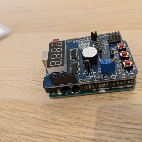 Arduino UNO R3 med Multifunksjonskort shield