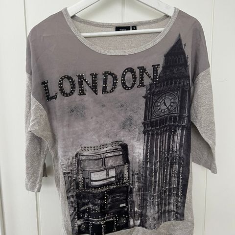 Grå genser med London-motiv, glitter. Fransa.