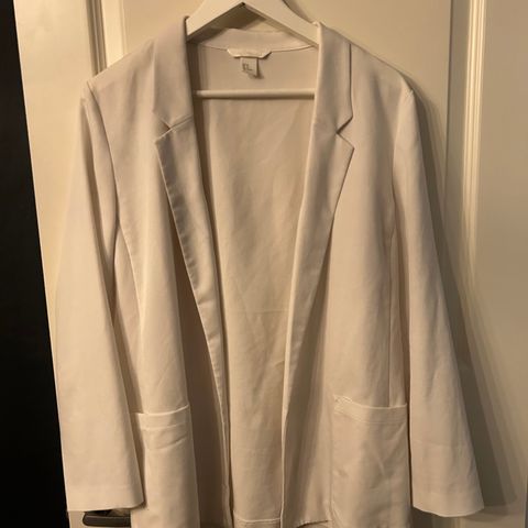 Hvit jakke fra HM - Dressjakke - str 42