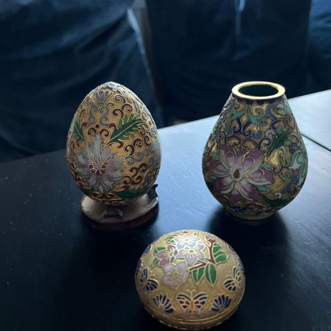 Cloisonne vase, skrin og egg