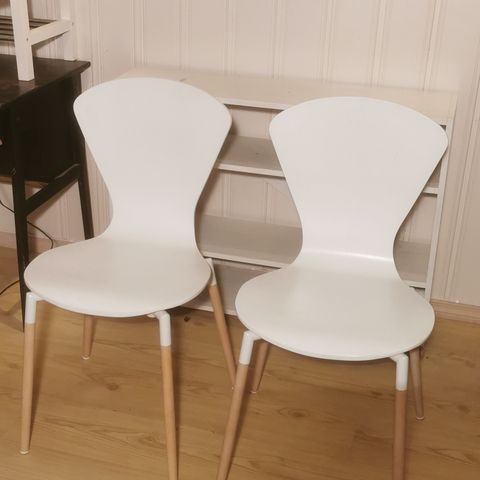 2 stk hvite stoler