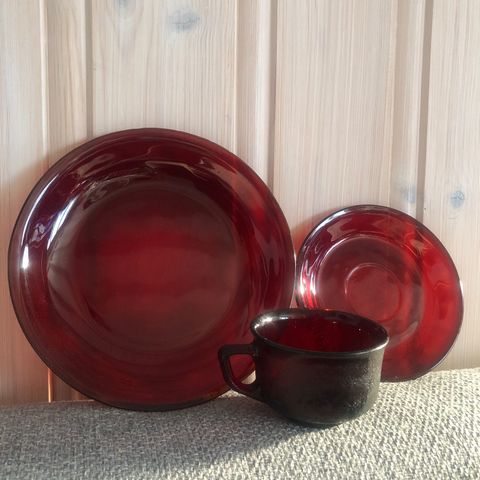 Arcoroc Sierra rød, 3 fat, 4 kopp/tefat/tallerken, rødt glass