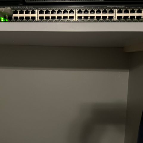 HP Aruba JL261 switch - 24PoE + 1stk. 48 porter