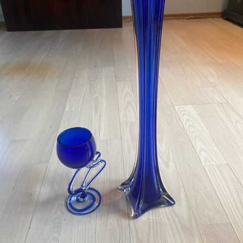 Vase og telysestake i blått glass