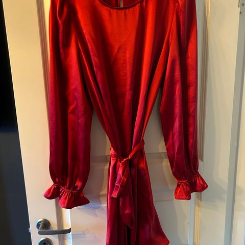 Kjole fra Vero Moda - Rød satengkjole- XL