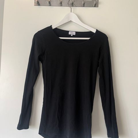 Tynn svart genser fra Tara