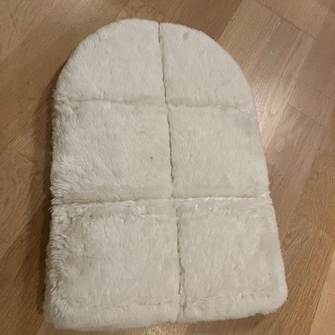 PAD - fluffy hvit pad selges - nesten ikke brukt