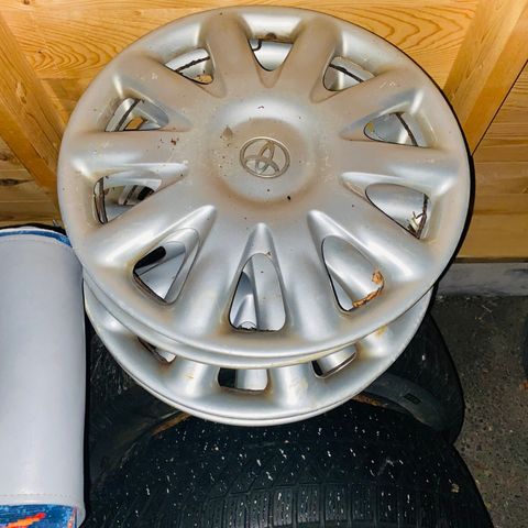 Vinterdekk 185/65 R15 selges rimelig