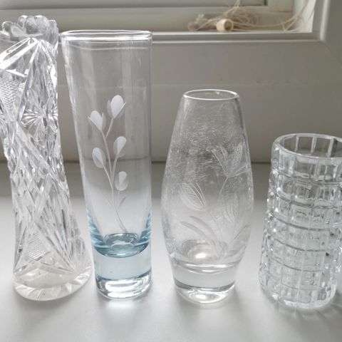 Vintage vaser i tykt glass/pressglass i ulike høyder/størrelser