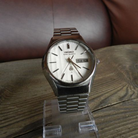 NYDELIG SEIKO KING QUARTZ 0853 DAY-DATE SØLV LINEN STRIPER BURST 10 S/M