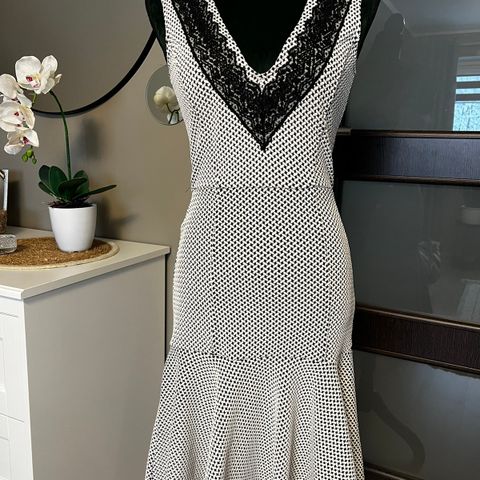 Elastisk kjole / blonder / volang / svart / hvit