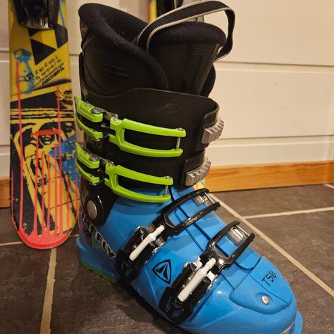 Twintip ski med sko, selges kun som sett.