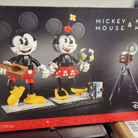 Lego sett 43179 Minnie and Mickey uåpnet utgått