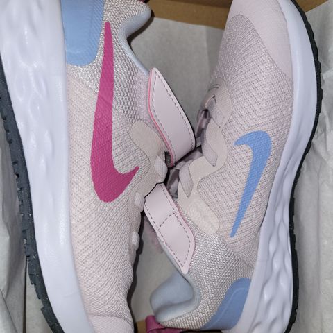 NYE NIKE REVOLUTION 6 ROSA JOGGESKO STR 31.5