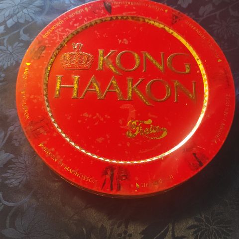 Kong Haakon sjokolade eske i blikk fra trolig 1950 - tallet