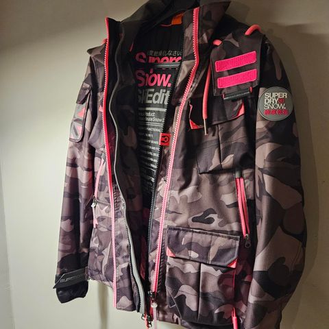 Superdry camo alpinjakke med rosa detaljer