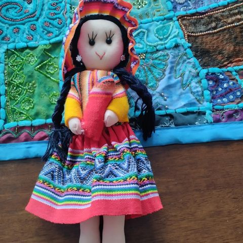 Søt dukke i stoff fra Sør-Amerika selges.