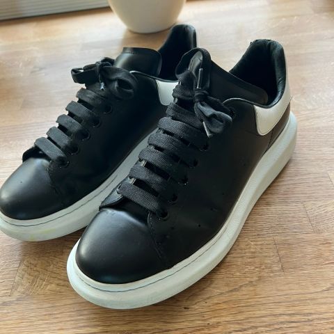 Alexander McQueen oversized sneakers - Nypris 6300,-