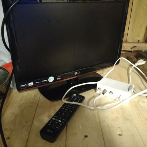 19" LG tv med fjernkontroll og splitter.