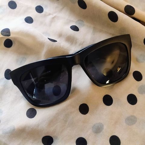 Svarte solbriller med matt innfatning