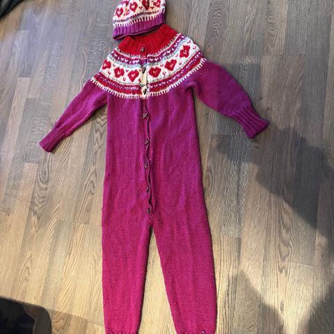 Strikket ulldress med lue ca. 5-6 år.