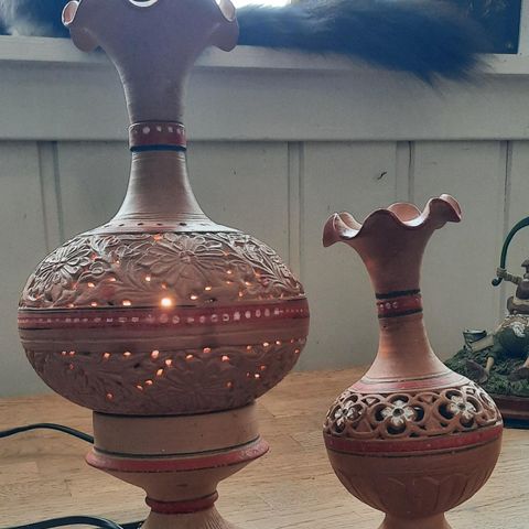 Lampe i keramikk og én vase