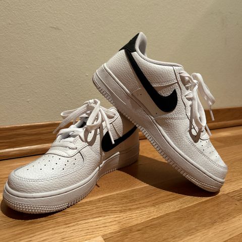 Nike Air Force 1 ‘07 UNISEX white/black, størrelse 38