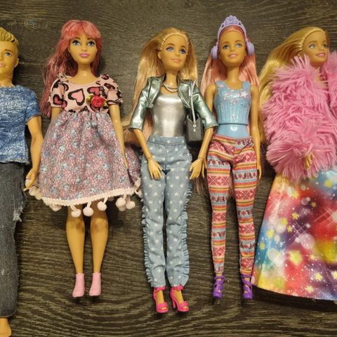 4 stk Barbie-dukker  med utstyr