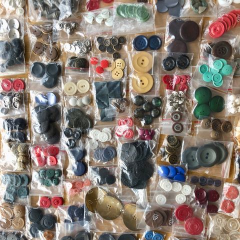 Kjempelott vintage knapper over 700 gram nye & brukte sortert i poser Lott 1